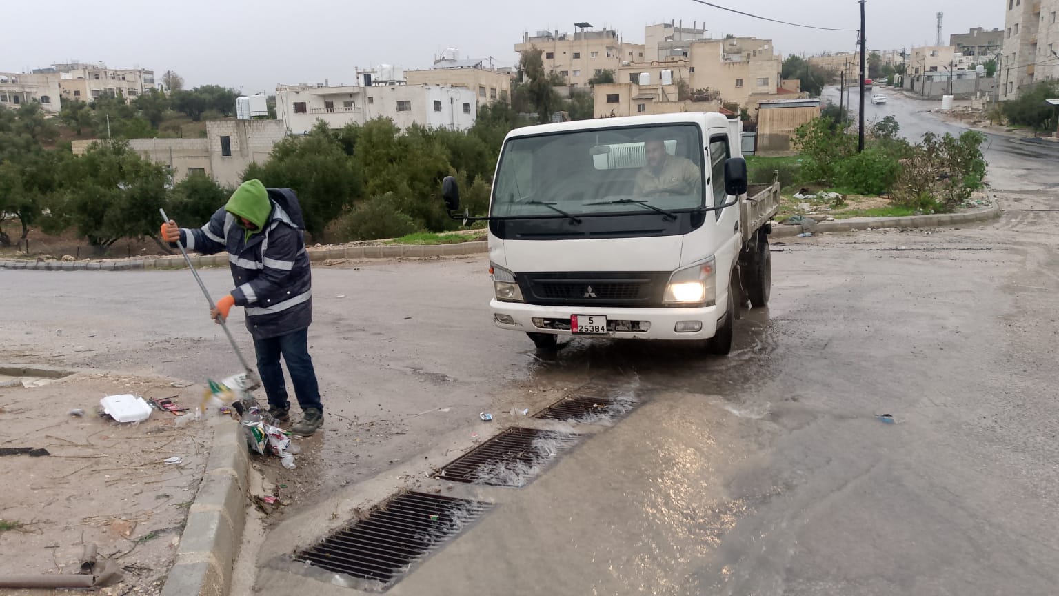 فرق طوارئ بلدية إربد تتعامل مع 85 شكوى خلال المنخفض الجوي