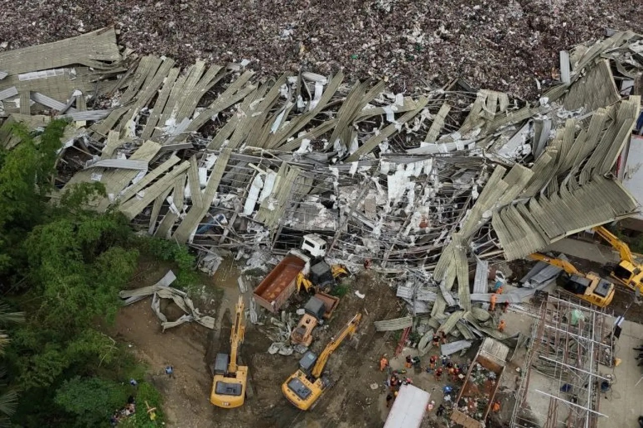 عشرات المفقودين إثر انهيار مكب نفايات ضخم في وسط الفلبين