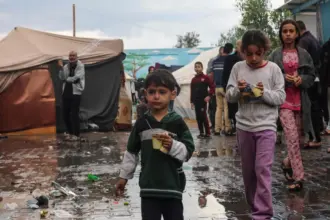 الأونروا تحذر: أطفال غزة يعيشون ظروفًا مزرية بسبب قيود الاحتلال على المساعدات الإنسانية