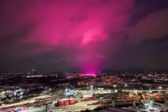 سماء برمنغهام تتحول للون الوردي وسط الثلوج… والأسباب ليست شفقًا قطبيًا!