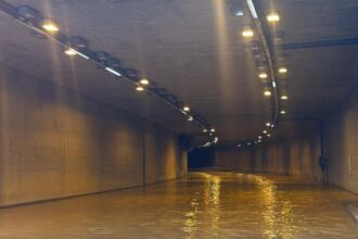 ارتفاع منسوب المياه يغلق نفقًا في عمّان ويعطل حركة المرور