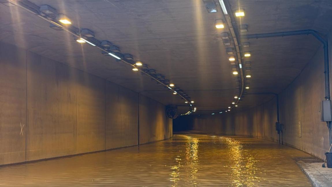 ارتفاع منسوب المياه يغلق نفقًا في عمّان ويعطل حركة المرور