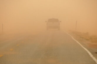 الأمن: قطع السير باتجاه حدود العمري بسبب الرياح الشديدة والغبار