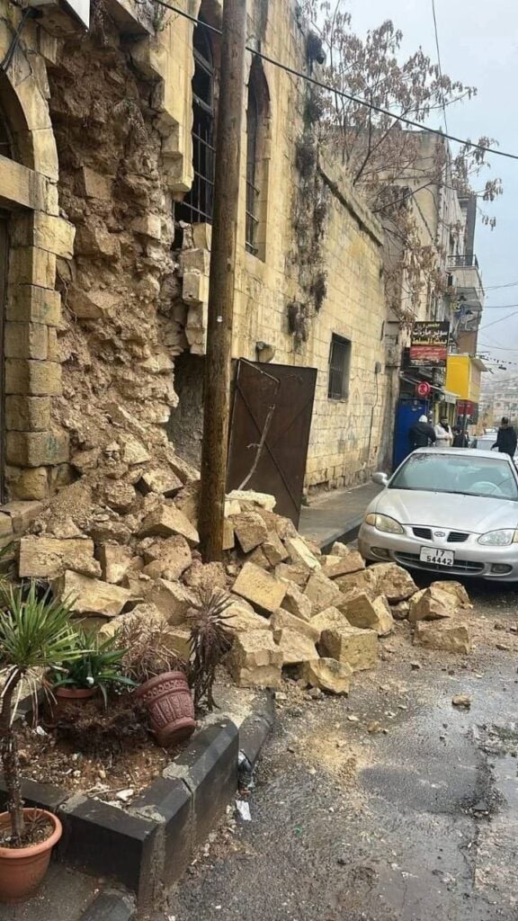 انهيار أجزاء من مبنى تراثي في السلط بسبب الأمطار الغزيرة
