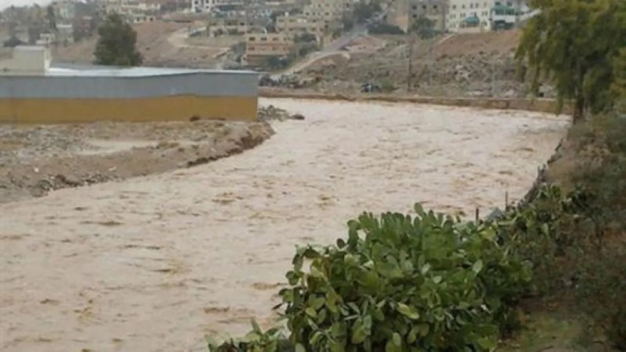 صورة حول : محافظ البلقاء يحذر المواطنين من استخدام الطرق إلا للضرورة في ظل الأحوال الجوية محافظ البلقاء يحذر المواطنين من استخدام الطرق إلا للضرورة في ظل الأحوال الجوية