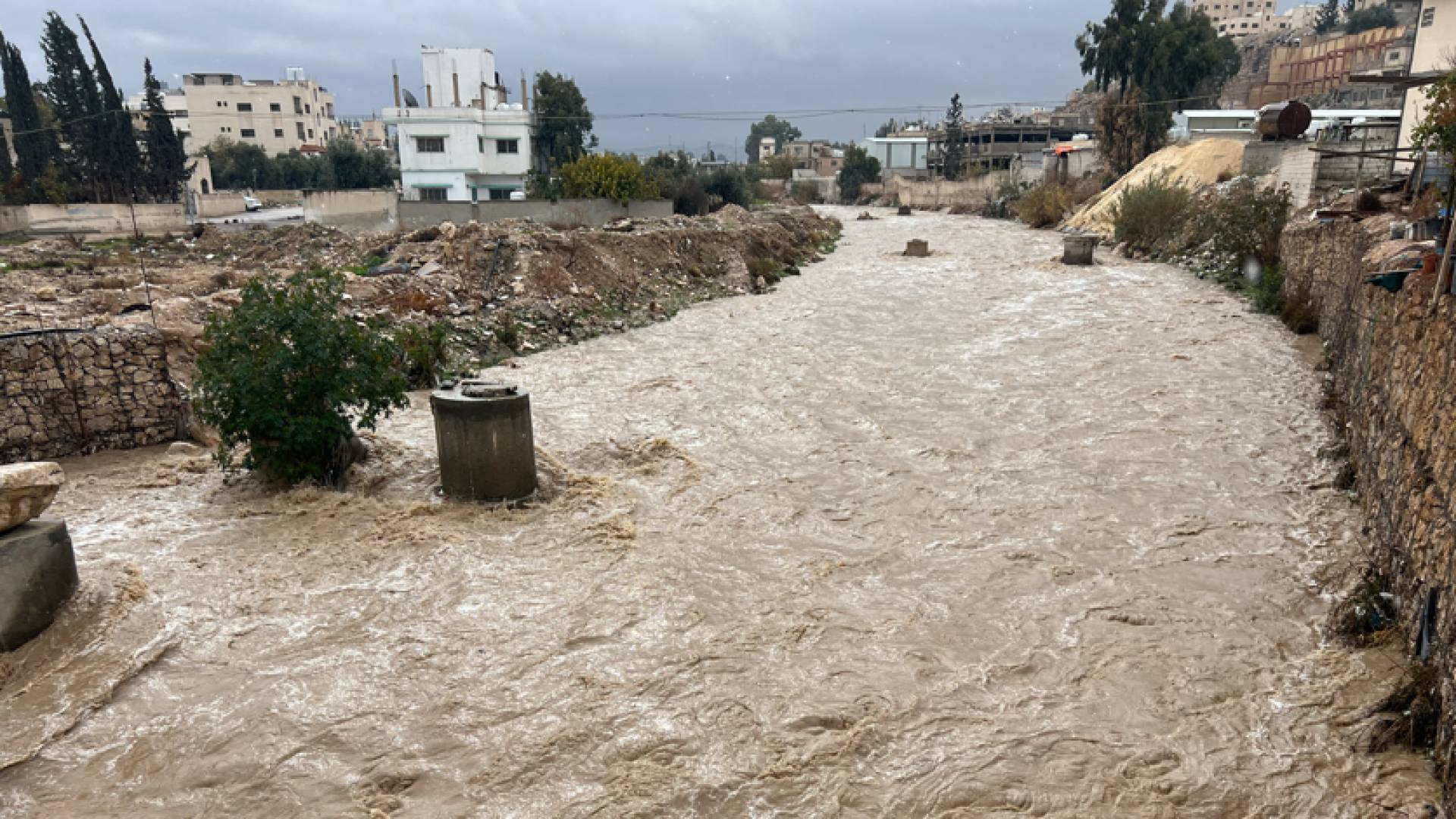 سيول وأمطار غزيرة في المملكة مع استمرار تأثير المنخفض الجوي والكتلة الهوائية الباردة