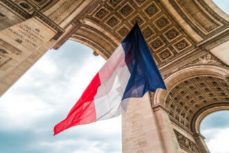 حاكم بنك فرنسا يحذر: البلاد على حافة “الاختناق” المالي ويطالب بتسويات عاجلة