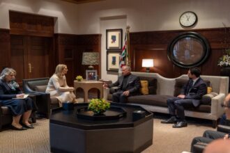 الملك يلتقي وزيرة الخارجية والتجارة والدفاع الإيرلندية