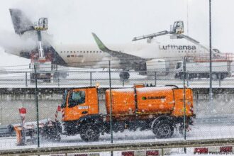 إلغاء عشرات الرحلات في مطار فرانكفورت بسبب الثلوج وتحذيرات الجليد