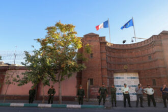 مغادرة الطاقم الدبلوماسي غير الأساسي للسفارة الفرنسية من طهران