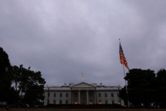 البيت الأبيض: ترامب يُبقي خيار الغارات الجوية على إيران مطروحًا مع استمرار المسار الدبلوماسي