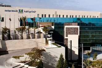الجامعة العربية المفتوحة تحوّل الدوام للتعليم عن بُعد وتؤجل الامتحانات