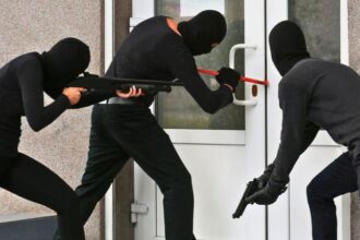 الأمن يكشف تفاصيل سطو بنك المفرق… 15 ألف دينار تحت التهديد والتحقيقات مستمرة