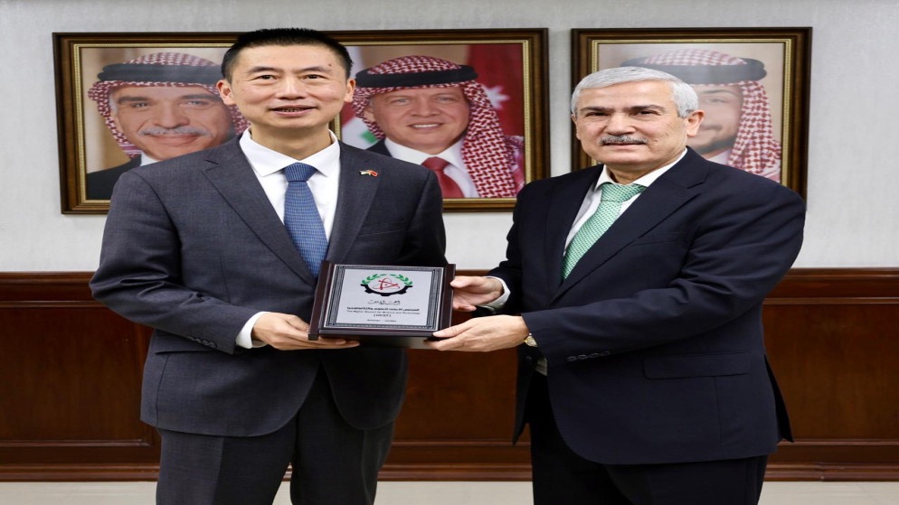 تعزيز الشراكات العلمية والتكنولوجية: الأمين العام للمجلس الأعلى للعلوم يلتقي السفير الصيني في عمان