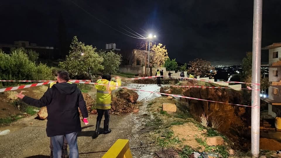 بلدية جرش الكبرى تغلق مؤقتاً طريق النبي هود – جبل العتمات بسبب انهيار جزئي