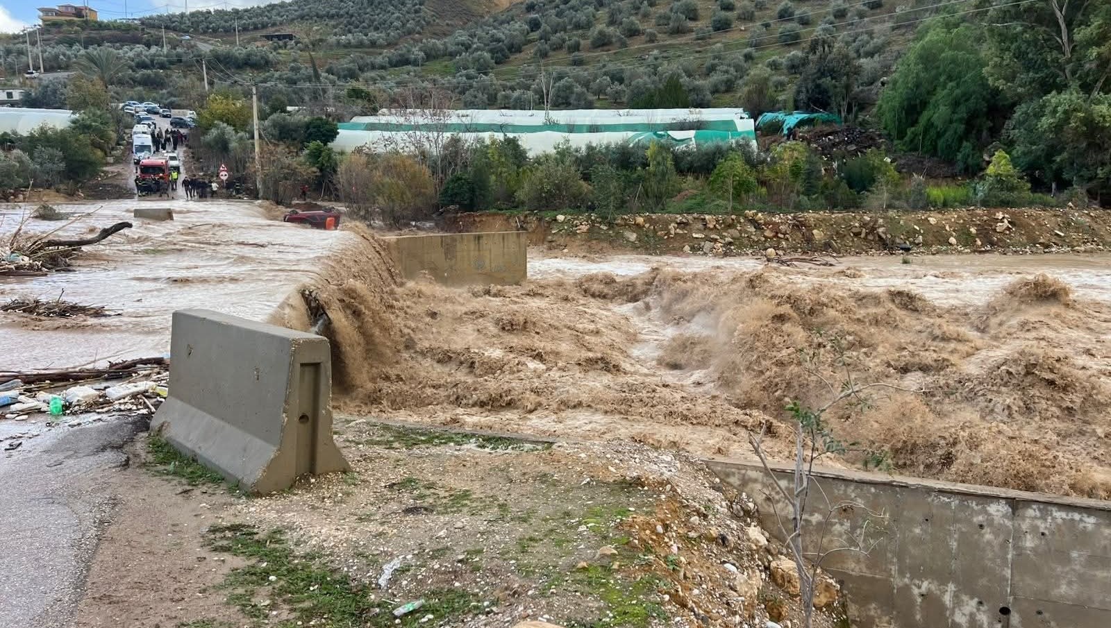 محافظ جرش يتفقد طرقًا مهددة بسيول لضمان انسيابية الحركة وحماية المواطنين