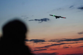 قائد الجيش الهندي يتهم باكستان بإطلاق مسيّرات فوق كشمير ويؤكد حالة التأهب على الحدود