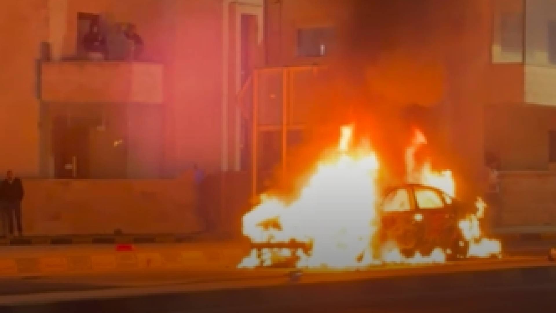 حريق مركبة على جسر مرج الحمام في عمان