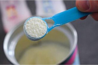 الغذاء والدواء تسحب احترازياً بعض تشغيلات حليب الأطفال من نستلة