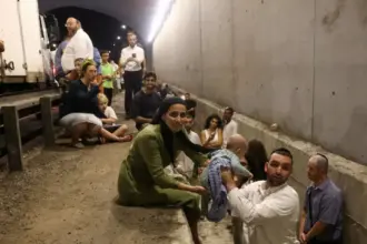 إعلام عبري: فتح الملاجئ في تل أبيب وبئر السبع وديمونا تحسبًا لتصعيد إقليمي محتمل