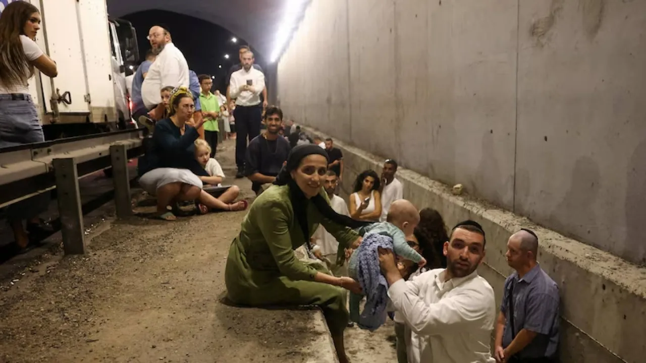 إعلام عبري: فتح الملاجئ في تل أبيب وبئر السبع وديمونا تحسبًا لتصعيد إقليمي محتمل