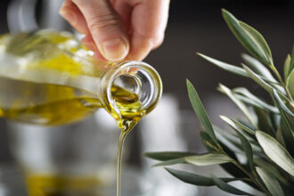 وصول مليون لتر من زيت الزيتون التونسي إلى المملكة مطلع شباط