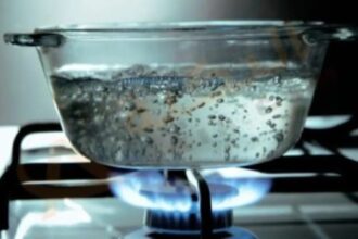 سجن 3 سنوات لشاب بحريني بعد سكب الماء الساخن على زميلته وإحداث عاهة مستديمة