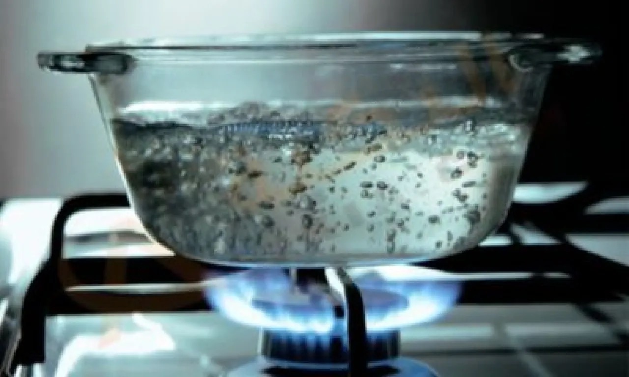 سجن 3 سنوات لشاب بحريني بعد سكب الماء الساخن على زميلته وإحداث عاهة مستديمة