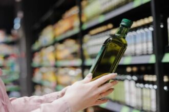 وزير الزراعة: وصول 250 طنًا من زيت الزيتون التونسي هذا الأسبوع لتغطية العجز المحلي