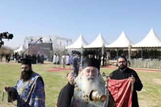 الكنيسة الأرثوذكسية تحتفل بعيد الغطاس في موقع معمودية السيد المسيح