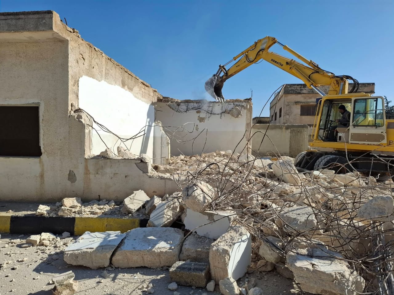 بلدية سهل حوران تزيل مبنى عمراوة القديم حفاظًا على السلامة العامة