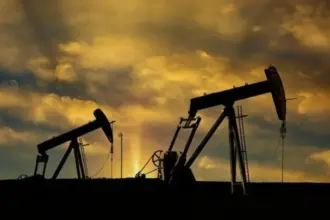 أسعار النفط ترتفع قليلاً مع تراجع مخاطر الضربة الأمريكية لإيران