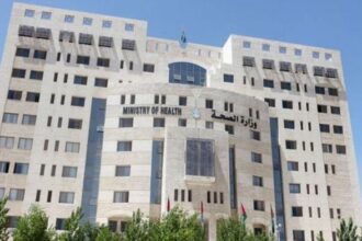 الصحة تُنهي خدمات موظفين لتغيبهم عن العمل دون مبرر قانوني