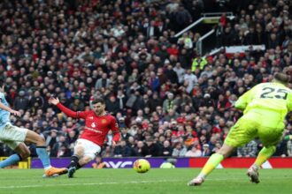 مانشستر يونايتد يهزم سيتي 2-0 ويشعل صراع لقب الدوري الإنجليزي