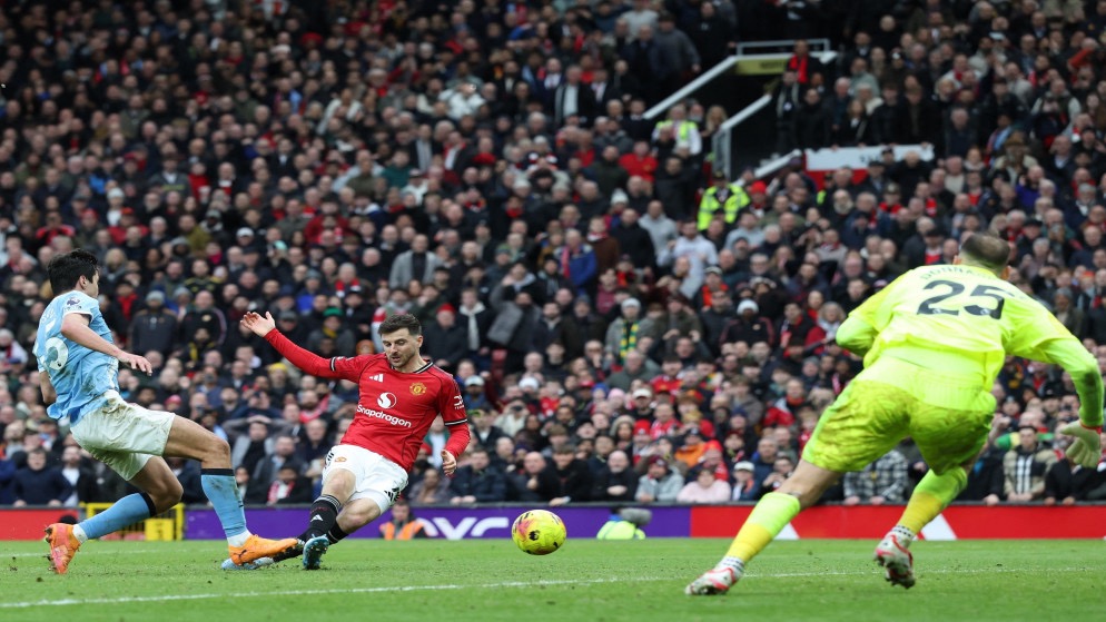 مانشستر يونايتد يهزم سيتي 2-0 ويشعل صراع لقب الدوري الإنجليزي