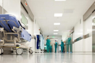 الصحة تطلق بروتوكولات موحدة لعلاج الجلطات القلبية في المستشفيات الحكومية