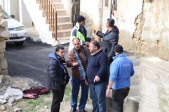 رئيس بلدية الطفيلة الكبرى يتفقد المواقع المتضررة جراء الأمطار والسيول