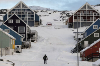 ترامب يهدد بفرض رسوم جمركية على أوروبا للموافقة على شراء غرينلاند