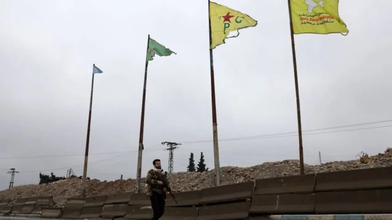 سوريا تبدأ تفعيل المؤسسات المحلية في الرقة مع دخول الجيش وانسحاب قسد