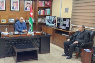 محافظ مادبا: إغلاق شارع وحماية السكان بعد اكتشاف حفرة عميقة تحت عمارة