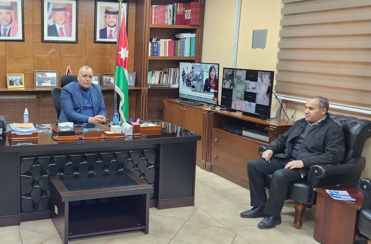 محافظ مادبا: إغلاق شارع وحماية السكان بعد اكتشاف حفرة عميقة تحت عمارة