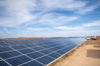 الأزرق يشهد تحولًا بالطاقة: آلاف الأسر تحصل على الكهرباء على مدار الساعة لأول مرة