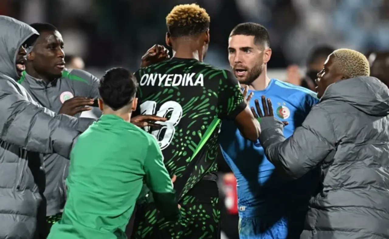 صورة حول : كاف يوقع عقوبات صارمة على الاتحاد الجزائري بعد مباراة الجزائر ونيجيريا بكأس أمم أفريقيا 2025 كاف يوقع عقوبات صارمة على الاتحاد الجزائري بعد مباراة الجزائر ونيجيريا بكأس أمم أفريقيا 2025