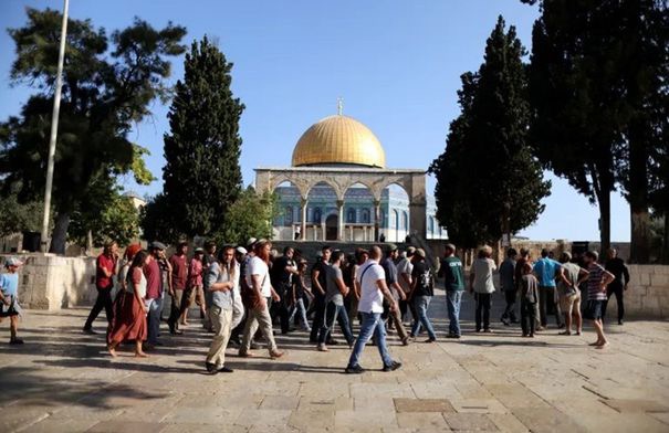 مستوطنون يقتحمون المسجد الأقصى بحماية شرطة الاحتلال