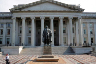 وزير الخزانة الأميركي يحذر أوروبا من الرد برسوم على تهديد ترامب بغرينلاند