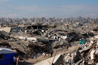 قصف مدفعي إسرائيلي على غزة رغم وقف إطلاق النار وحماس تطالب بإلزام الاحتلال بوقف الخروقات