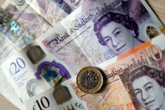 الإسترليني يواصل الصعود مدعوماً بتحسّن مؤشرات الاقتصاد البريطاني