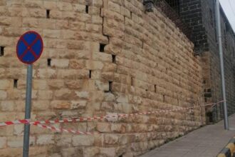 تشققات في سور دار السرايا التاريخي بإربد… وإغلاق المنطقة احترازياً