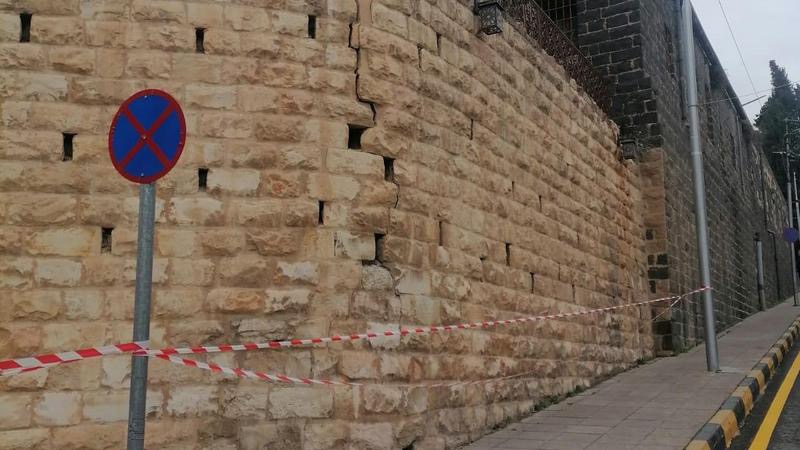 تشققات في سور دار السرايا التاريخي بإربد… وإغلاق المنطقة احترازياً