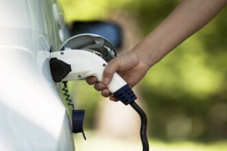 الطاقة تحذر: التزام تام بتعرفة شحن المركبات الكهربائية أو المساءلة القانونية
